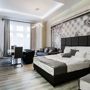 A Golden Star Modern Luxury And בודפשט